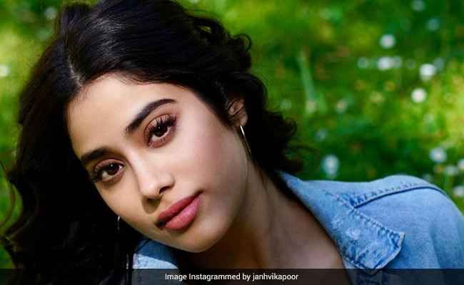 Janhvi Kapoor is seen wearing a chain that is said to belong to her boyfriend